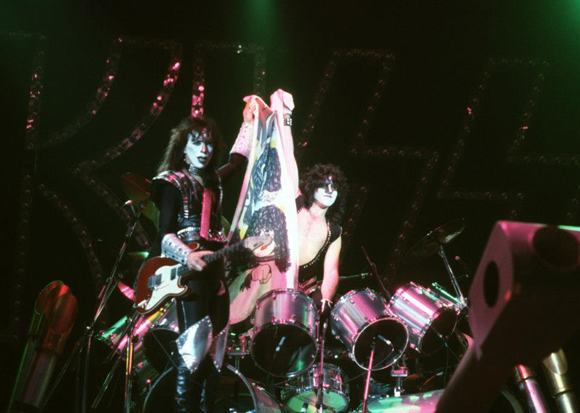 kiss-Vinnie-and-Eric-Carr-creatures-tour-1983.jpg